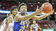 Shamarkus Kennedy (23) v dresu McNeese State University, brání ho Aleem Ford z...