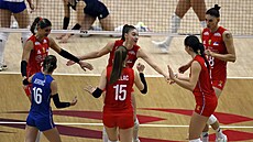 Srbské volejbalistky slaví povedenou akci.