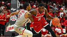 Jay Young (8) v dresu Maryland Terrapins, tlaí se kolem Quese Glovera z Ohio...