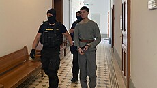Dominik Danyi p�ichází do soudní sín� Krajského soudu v Plzni. (20. srpna 2025)