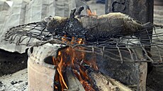 Pe�ený bushmeat na trhu v nigerijském Lagosu � k sehnání tu je maso ze...