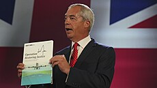 P�edseda britské strany Reform UK Nigel Farage p�edstavuje program Operace...