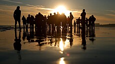 Skupina migrant� na nafukovacích �lunech se sna�í dostat p�es Laman�ský pr�liv...