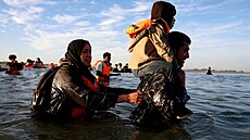 Skupina migrant� na nafukovacích �lunech se sna�í dostat p�es Laman�ský pr�liv...
