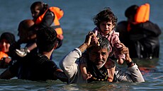 Skupina migrant na nafukovacích lunech se snaí dostat pes Lamanský prliv...