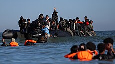 Skupina migrant� na nafukovacích �lunech se sna�í dostat p�es Laman�ský pr�liv...