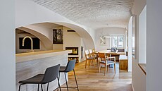 Architekti se rozhodli sundat omítku na co nejv�t�í plo�e a odkrýt tak krásu...