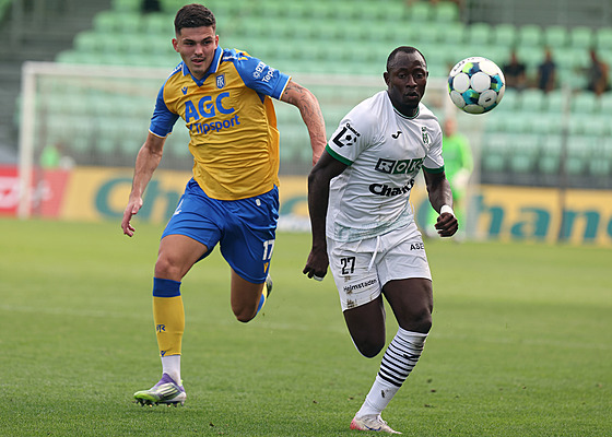 Teplický obránce Denis Halinský stíhá Ebrimu Singateha z Karviné.