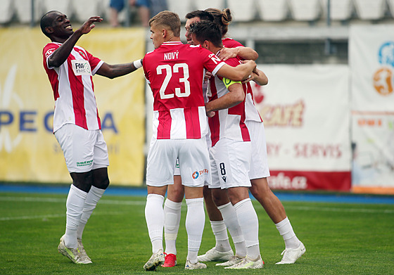 Fotbalisté Viktorie ikov se radují z gólu.