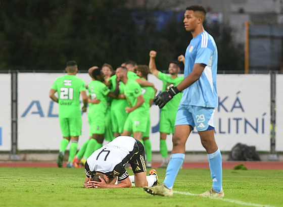Ústetí fotbalisté se radují z gólu v utkání proti eským Budjovicím.