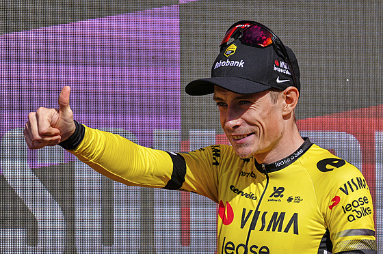 Jonas Vingegaard p�ichází na pódium Vuelty jako vít�z 9. etapy.