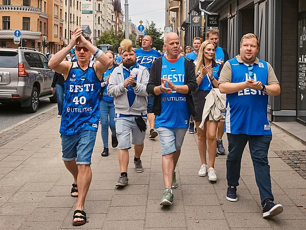 Riga zmodrala, halou duní ohlušující: Eesti! Tisíce Estonců si dělají doma u sousedů