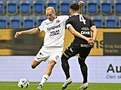 Slovácký zálo�ník Vlastimil Daní�ek hraje mí� p�ed Andrejem Stoj�evským z...