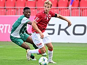 Pardubický Vojtch Sychra s míem ped Bensonem Sakalou z Bohemians
