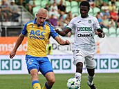 Teplický obránce Jakub Jakubko a Abdallah Gning z Karviné