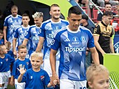 Olomou�tí fotbalisté nastupují k zápasu proti Baníku.