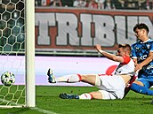 Slávistický obránce �t�pán Chaloupek st�ílí ve skluzu gól Mladé Boleslavi.