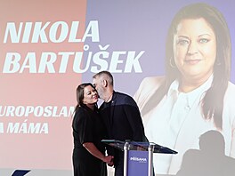 P�edseda hnutí P�ísaha Robert �lachta p�edstavuje volební program, na snímku s...
