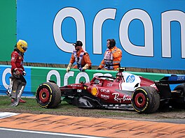 Lewis Hamilton po nehod� p�i Velké cen� Nizozemska.