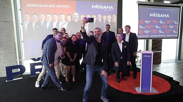 P�edseda hnutí P�ísaha Robert �lachta p�edstavuje volební program. (31. srpen...