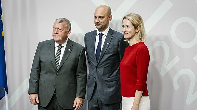 D�nsk� ministr zahrani�n�ch v�c� Lars L�kke Rasmussen (vlevo), francouzsk� ministr zahrani�n�ch v�c� Jean-No�l Barrot (uprost�ed) a vysok� p�edstavitelka EU pro zahrani�n� v�ci a bezpe�nostn� politiku Kaja Kallasov� p�ed neform�ln�m zased�n�m ministr� zahrani�n�ch v�c� EU v Kodani. (30. srpna 2025)