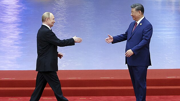 Rusk� prezident Vladimir Putin (vlevo) se sv�m ��nsk�m prot�j�kem Si �in-pchingem (vpravo) na summitu �anghajsk� organizace pro spolupr�ci (SCO) v ��nsk�m Tchien-�inu (31. srpen 2025)