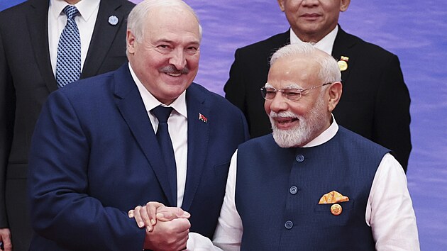B�lorusk� dikt�tor Alexander Luka�enko (vlevo) s indick�m premi�rem N�rendrou M�d�m (vpravo) na summitu �anghajsk� organizace pro spolupr�ci (SCO) v ��nsk�m Tchien-�inu (31. srpna 2025)