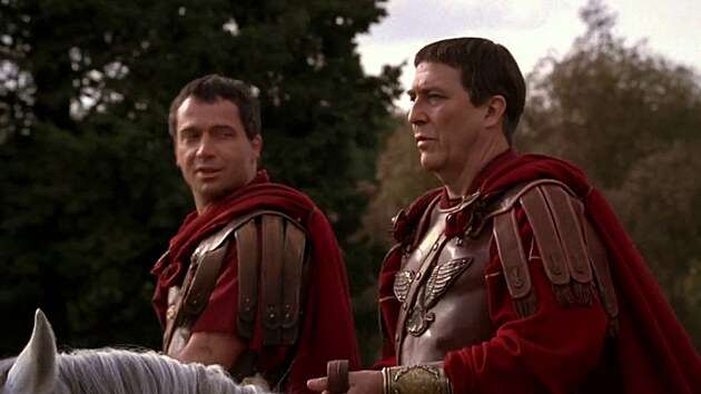 Julius Caesar (Ciarán Hinds, vpravo) a Markus Antonius (James Purefoy) v...