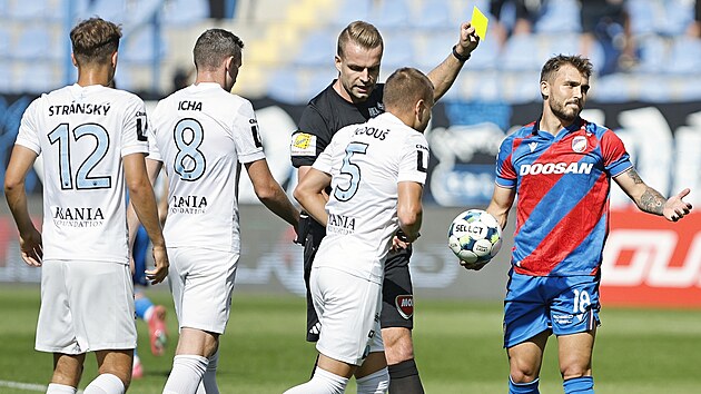 Plze�ský zálo�ník Tomá� Ladra (vpravo) inkasuje �lutou kartu v utkání proti...