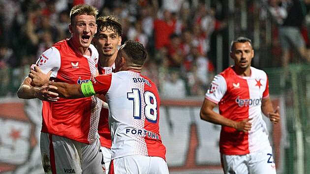Fotbalisté Slavie se radují z gólu �t�pána Chaloupka v Mladé Boleslavi.
