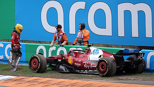 Lewis Hamilton po nehod� p�i Velk� cen� Nizozemska.