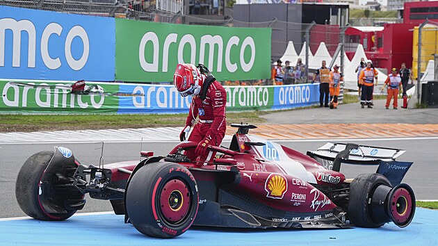 Charles Leclerc vystupuje z monopostu po nehod� v Nizozemsku.