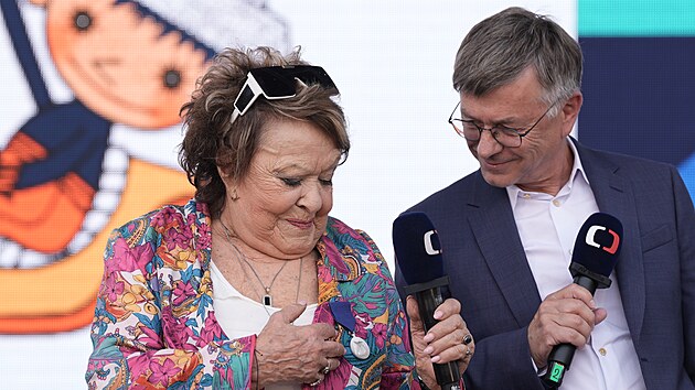 Ji�ina Bohdalová p�ebírá z rukou �editele �T Hynka Chudárka Ve�erní�k�v �ád....