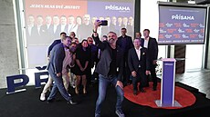 P�edseda hnutí P�ísaha Robert �lachta p�edstavuje volební program. (31. srpen...