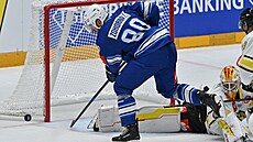Tomá� Zohorna z Komety Brno (v modrém) úto�í na branku ze �védského Brynäsu v...