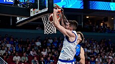 Vít Krejí smeuje bhem zápasu s Estonskem na EuroBasketu.