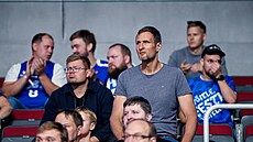 Jií Zídek sleduje zápas s Estonskem.