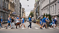 Estontí fanouci v ulicích Rigy.