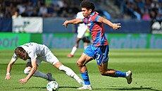 Liberecký obránce Josef Ko�eluh padá v souboji s Christophem Kabongem z Plzn�.