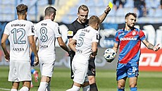 Plzeský záloník Tomá Ladra (vpravo) inkasuje lutou kartu v utkání proti...