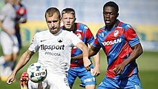 Liberecký obránce Petr Hodou� s mí�em na noze p�ed Cheickem Souarém z Plzn�