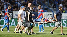 Zranný plzeský útoník Denis Viinský je na nosítkách odnáen ze hit.