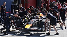 Max Verstappen zají�dí do box� b�hem kvalifikace na Velkou cenu Nizozemska.