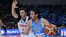 �ek Dimitrios Katsivelis úto�í v utkání proti Gruzii.