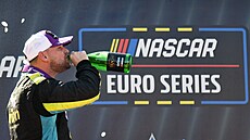 Martin Doubek slaví na pódiu druhé místo v ned�lním závod� NASCAR Euro Series v...