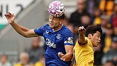 James Tarkowski z Evertonu odvrací mí ped Hwangem Hee-chanem z Wolverhamptonu.