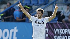 Liberecký obránce �imon Gabriel oslavuje sv�j gól.