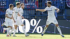 Fotbalisté Liberce se radují z gólu �imona Gabriela (vpravo).