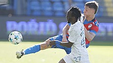 Liberecký Aziz Kayondo se sna�í získat mí� v souboji s Janem Paluskou z Plzn�.