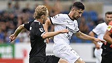 Martin Koscelník ze Slovácka s mí�em p�ed jabloneckým Michalem Beranem